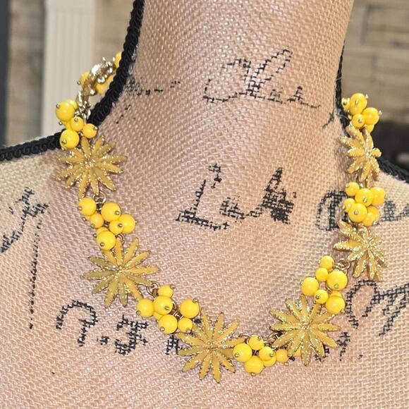 Loft Gorgeous Yellow Flora Collar Bibb Necklace New‎ - Picture 6 of 6